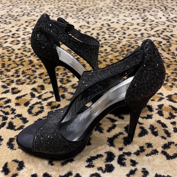 STUART WEITZMAN Open toe glitter T-strap black satin sandals Size 9 - Picture 1 of 6